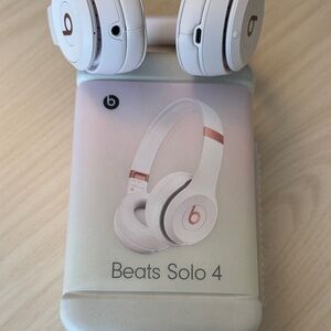 Apple Beats Solo 4 On-Ear Headphones - Cloud Pink